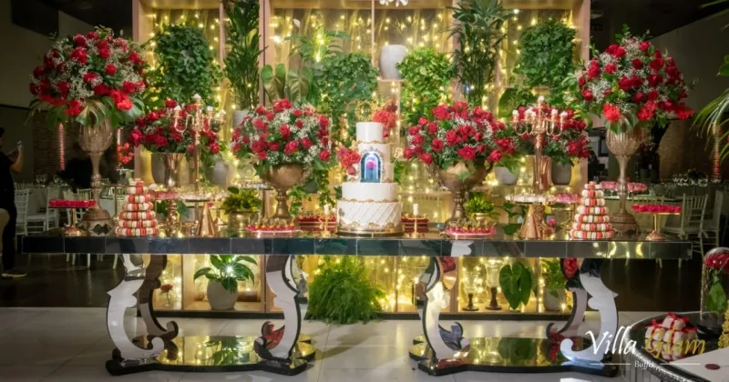 Salão de festa com serviço de decoração